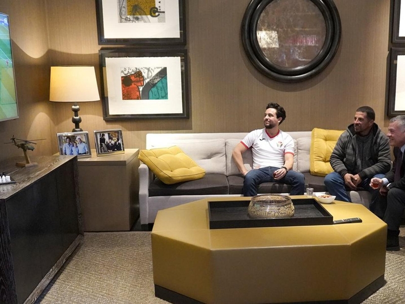 تعرف على حكاية عامل النظافة الذي استضافه ملك الأردن بمنزله
